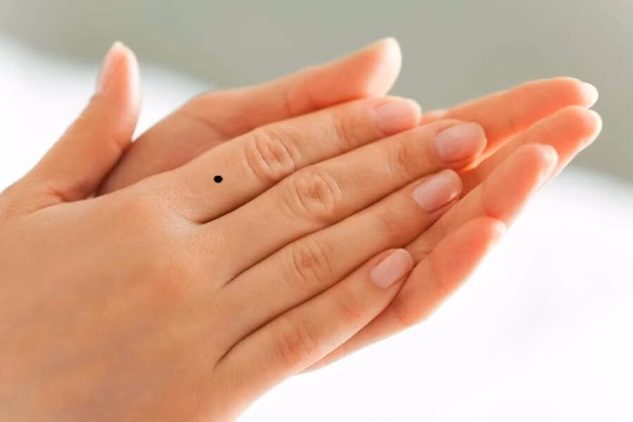 br/> 3. Nốt ruồi trên ngón tay: Nốt ruồi trên ngón tay thường tượng trưng cho lòng dũng cảm và sự tự tin của một người. Trong Phật giáo, vết nốt ruồi này là dấu vết do Bồ Tát Di Lặc để lại. 