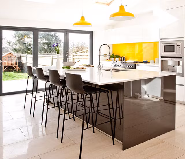 Đây là một mẫu nhà bếp đẹp ở nông thôn ghi điểm nhờ sự kết hợp giữa những màu sắc lạ mắt đem đến cảm hứng nấu nướng