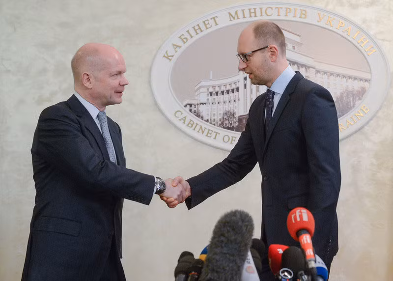 Ngoại trưởng Anh William Hague trong cuộc gặp với Thủ tướng tạm quyền Ukraine Yatsenyuk ở Kiev.
