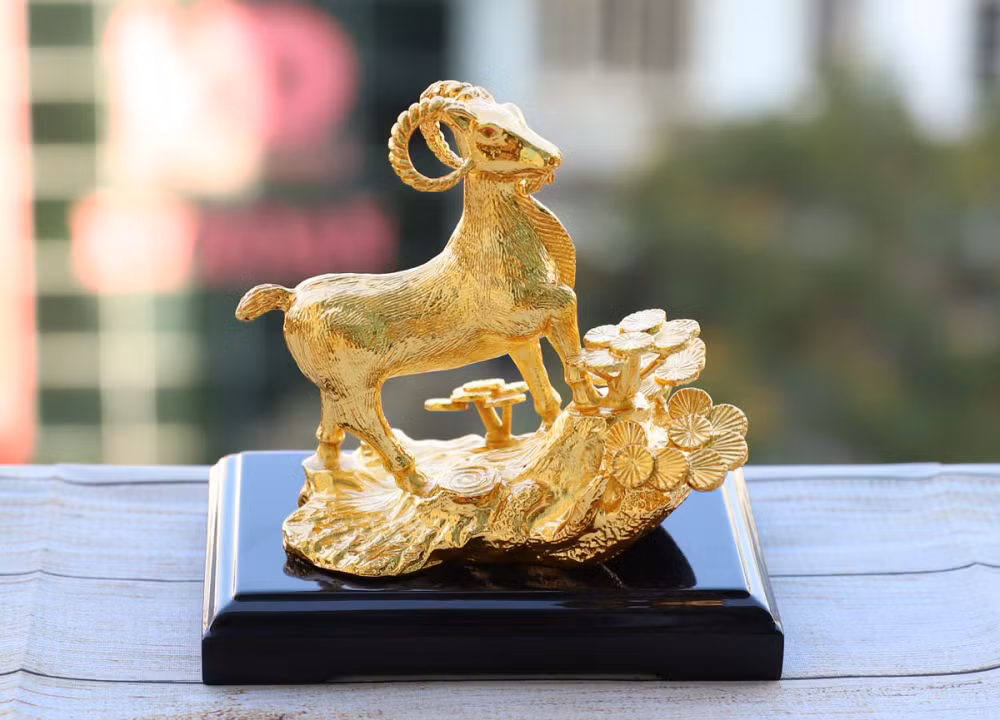 Điểm mạnh của con giáp này chính là sự chăm chỉ, cần cù, nghiêm túc. Bởi vậy dù đối mặt với khó khăn đi chăng nữa họ vẫn cố gắng để đạt kết quả tốt nhất. Từ giữa tháng 11 đến hết năm 2024, vận đỏ vẫn sẽ “soi sáng” cho người tuổi Mùi nên bạn cần biết nắm bắt thời cơ, đừng bỏ phí những tín hiệu tốt nhất của mình. 
