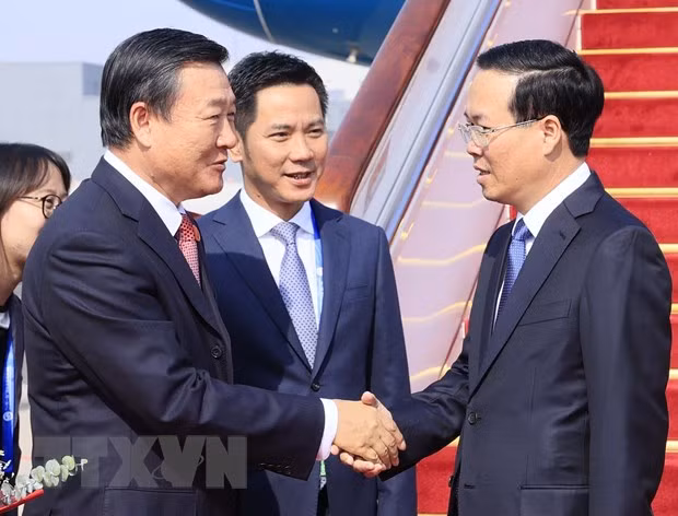 Le don Chu tich nuoc Vo Van Thuong tai San bay Bac Kinh-Hinh-2
