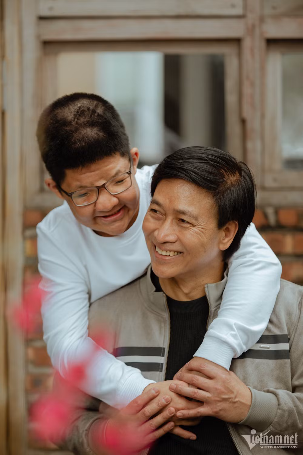 Từ khi sinh ra, Bé Bôm (20 tuổi) không may mắc bệnh hiếm gặp Apert (xương cứng sớm cục bộ, hẹp đường thở). Trong suốt 20 năm qua, nghệ sĩ Quốc Tuấn đã chăm sóc, đồng hành cùng con trai chữa bệnh khắp nơi.