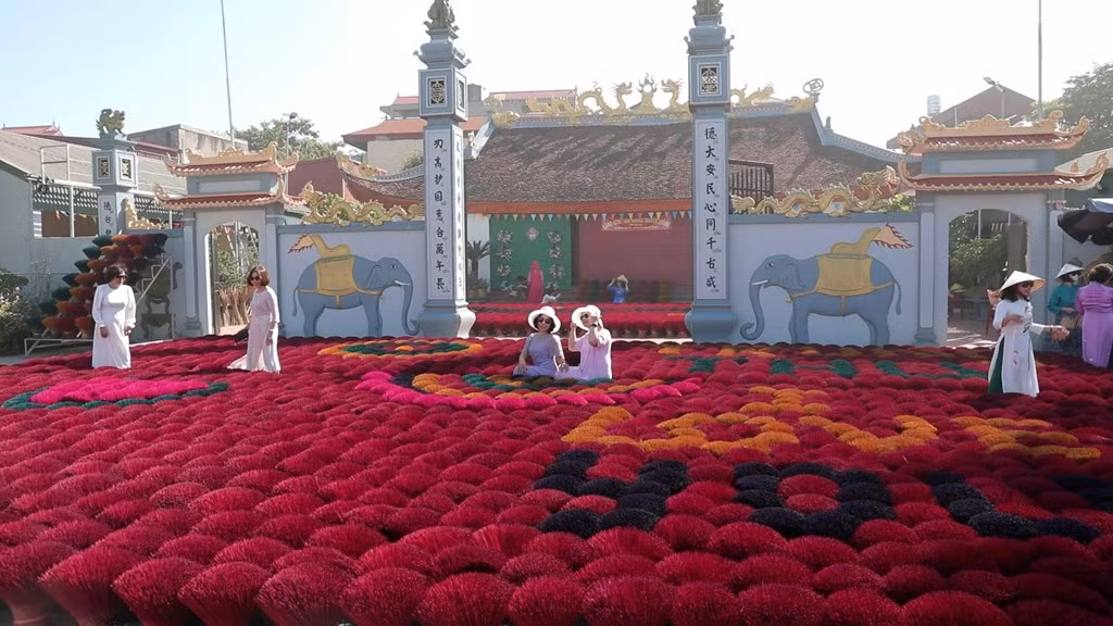 Lang huong 100 tuoi tai Ha Noi hut khach du lich
