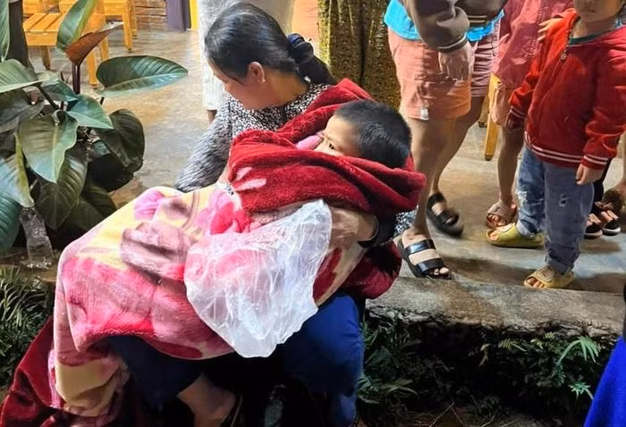 Giai cuu be trai 8 tuoi o Dak Lak roi xuong gieng bo hoang-Hinh-3