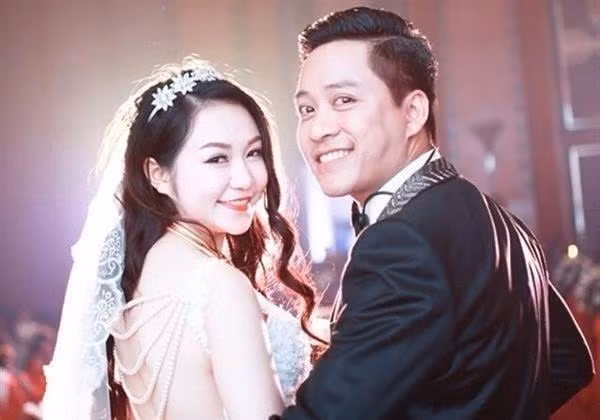Được biết, Tuấn Hưng và Hương Baby kết hôn vào năm 2014. Sau 9 năm gắn bó, cặp đôi đã có với nhau 3 con là bé trai Su Hào sinh năm 2014, bé gái Son sinh năm 2017 và bé trai út Sâm sinh năm 2019. Trước khi được biết đến là bà xã Tuấn Hưng, Hương Baby từng là hot girl đời đầu của Hà Thành. Cô cùng với Emily, Huyền Baby và Hạnh Sino tạo nên bộ tứ xinh đẹp đình đám một thời.