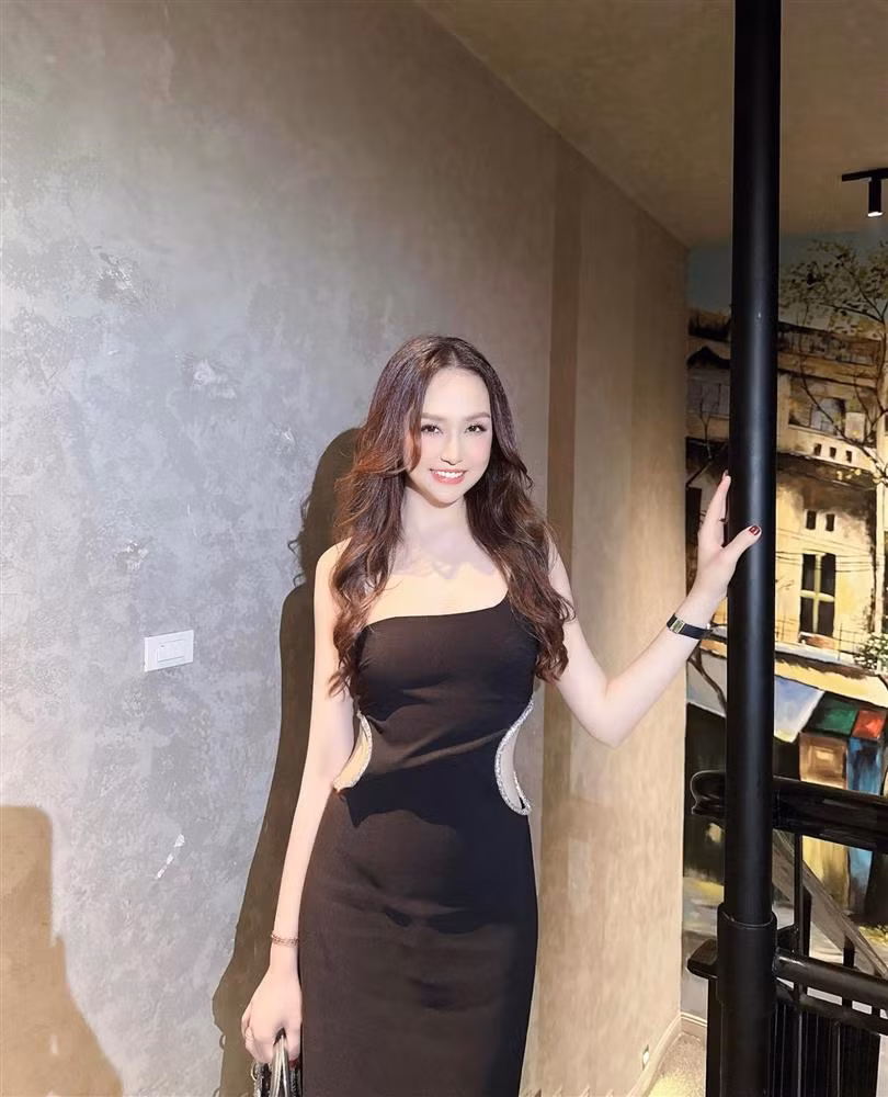 Trải qua 3 lần sinh nở, vóc dáng và nhan sắc Hương Baby có phần mặn mà hơn. Theo dõi trang cá nhân, có thể thấy, cô thường đồng hành cùng chị em trong những tấm hình check in tập yoga hay ăn uống dưỡng nhan.