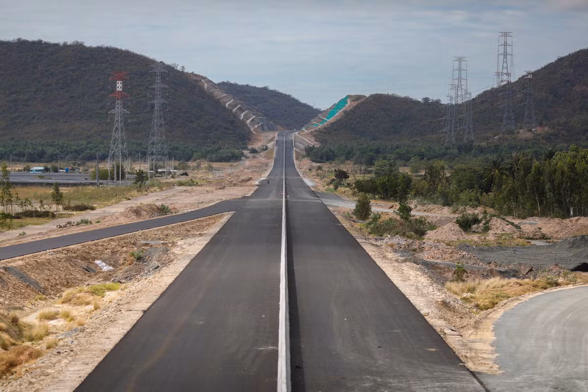Dự án cao tốc Bắc - Nam qua tỉnh Bình Thuận, có tổng chiều dài 160,4 km, gồm ba dự án thành phần: Tuyến Cam Lâm - Vĩnh Hảo (dài 12 km), tuyến Vĩnh Hảo - Phan Thiết (100,1 km) và tuyến Phan Thiết - Dầu Giây (98 km). Trong đó, đoạn Vĩnh Hảo - Phan Thiết dài nhất, rộng 32 m, quy mô 6 làn xe.