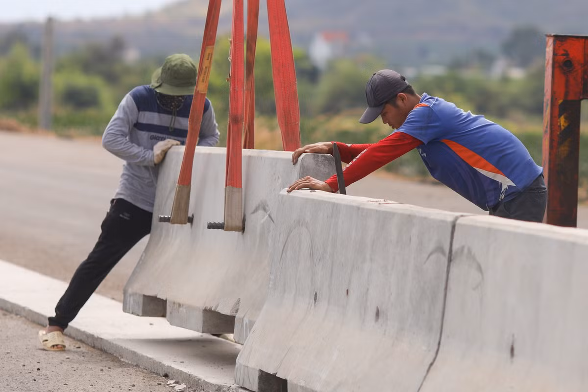 Những km cuối cùng của tuyến cao tốc Phan Thiết - Vĩnh Hảo đoạn gần xã Hàm Kiệm, Bình Thuận đang được gấp rút lắp đặt dải phân cách.