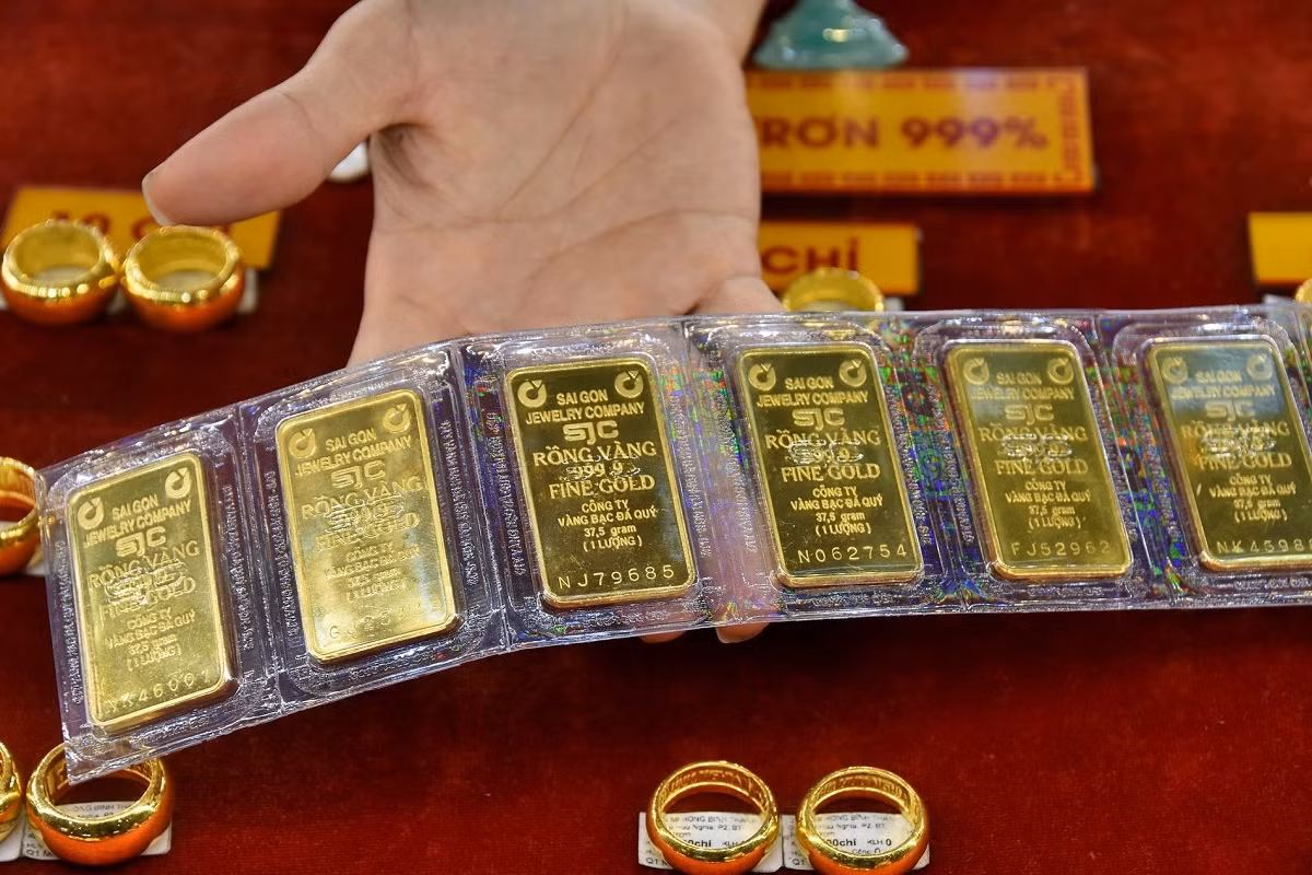 Vang trong nuoc va the gioi dao chieu cung giam