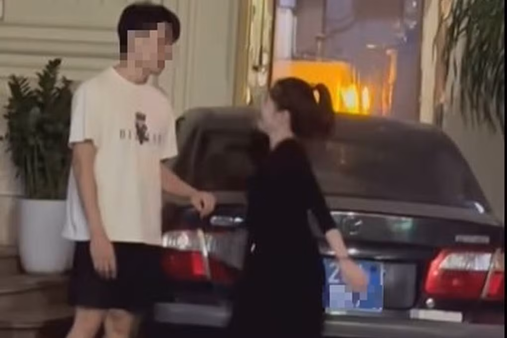 Nha hat va lay tu vu hai dien vien bi danh ghen