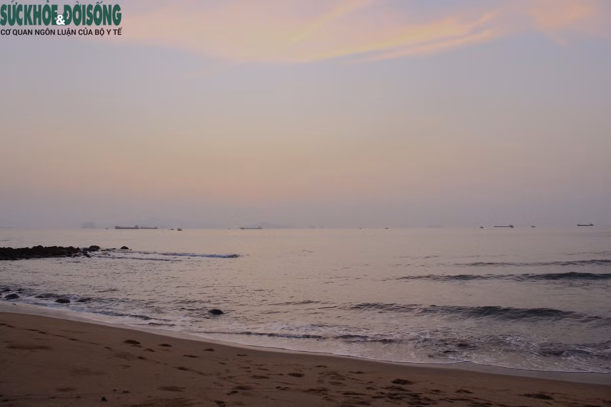 Bãi Đông mới được đưa vào khai thác nên lượng du khách chưa đông như tại biển Sầm Sơn.