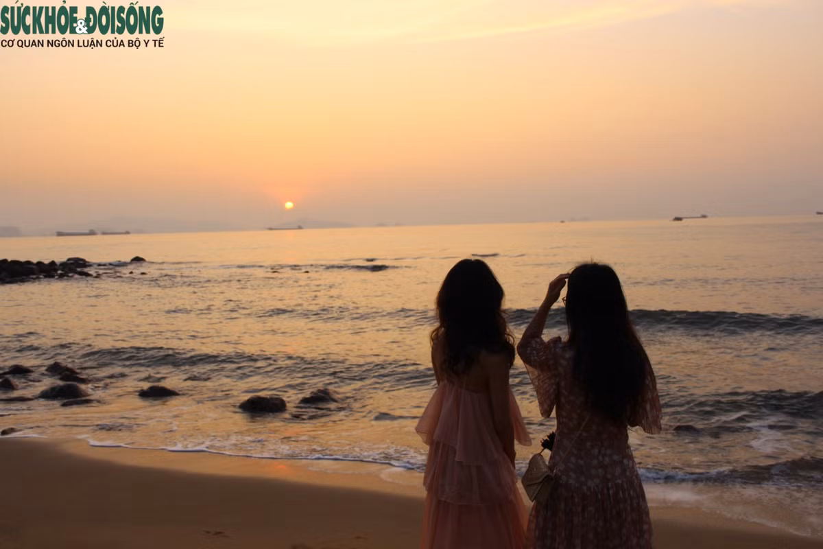 Lúc này trời nắng, thời tiết thích hợp cho các hoạt động tắm và vui chơi ở bãi biển. Tuy nhiên, vào khoảng tháng 8 hay xảy ra mưa bão nên bạn cần lên kế hoạch du lịch cẩn thận, thường xuyên theo dõi dự báo thời tiết để có những thay đổi phù hợp.