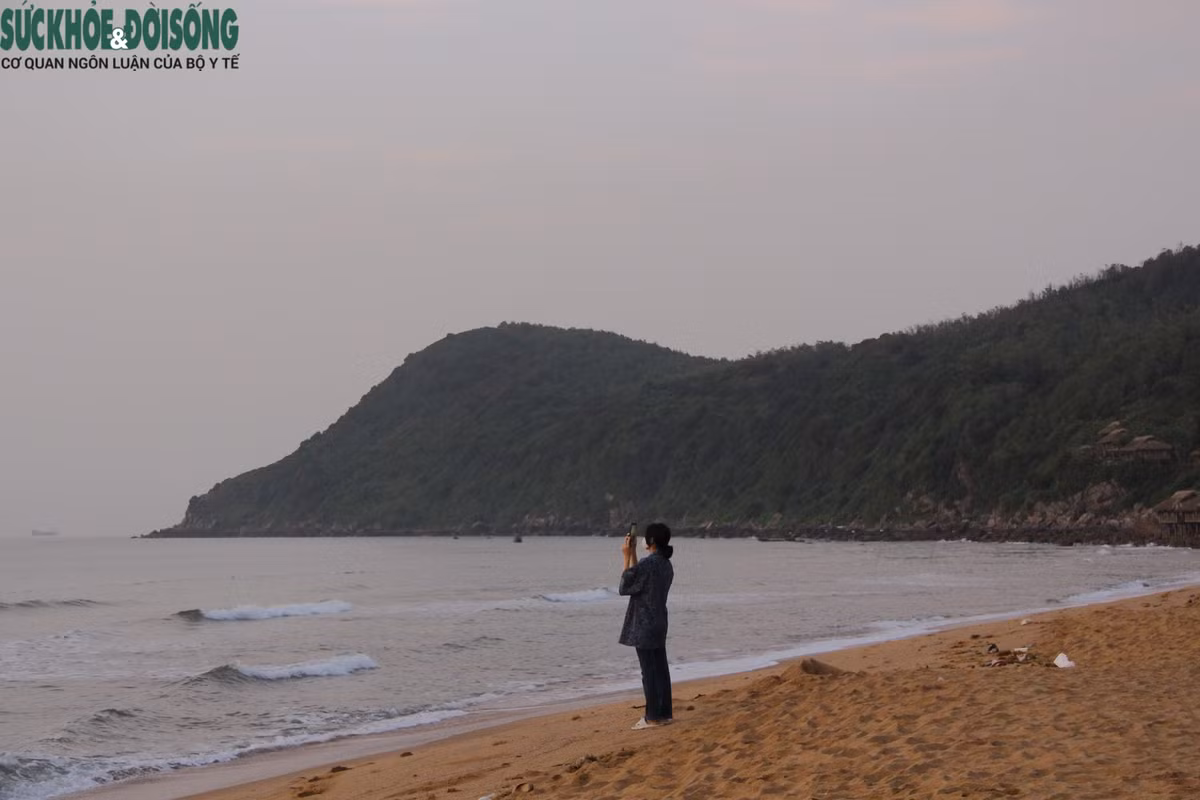Mặc dù nơi đây chưa phát triển mạnh về các dịch vụ đi kèm hoạt động du lịch biển nhưng Bãi Đông vẫn thu hút một lượng lớn du khách vào mỗi dịp nghỉ lễ, tết bởi vẻ đẹp hoang sơ, bình dị và bầu không khí trong lành, mát mẻ hiếm bờ biển, bãi tắm nào có được.