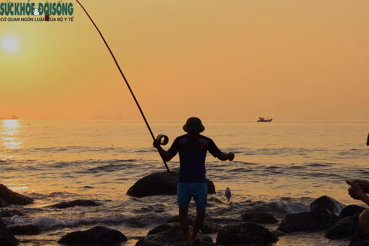 Người dân nhận món quà từ biển.