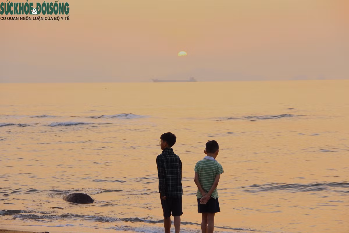 Nhiều bạn nhỏ cũng tới biển để ngắm bình minh.