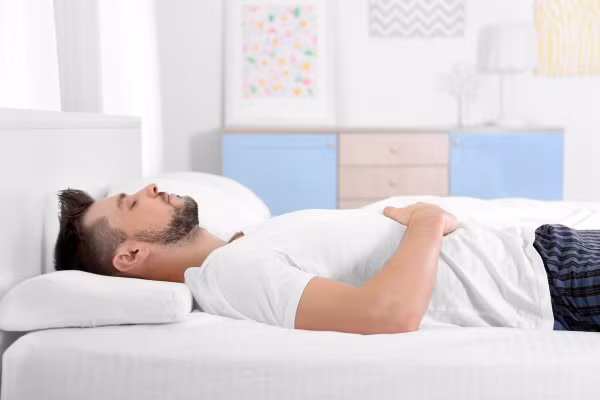 Người ngủ ở tư thế sao biển với tay và chân dang rộng là người biết lắng nghe, coi trọng tình bạn và không thích trở thành trung tâm của sự chú ý. Nếu một người ngủ trong tư thế ngắm sao với hai tay đặt dưới đầu hoặc gối thì họ là những người rất lạc quan, rất trung thành với những người thân yêu, bạn bè và gia đình của họ. Họ vô tư và đón nhận cuộc sống với thái độ vui vẻ. 