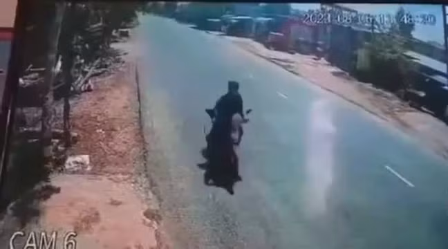 Video: Xe máy phóng tốc độ cao tông trực diện vào đầu ô tô Video: Xe may phong toc do cao tong truc dien vao dau o to