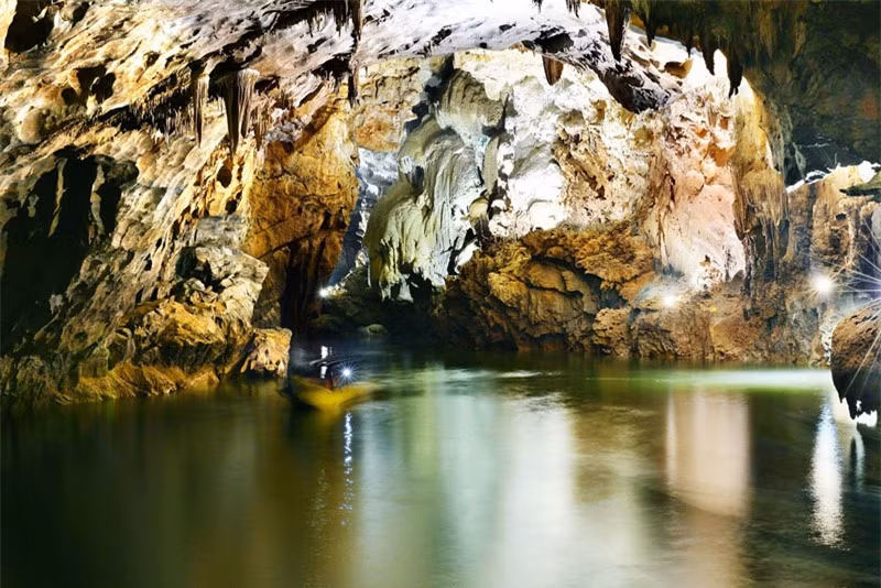 Động được Hiệp hội Hoàng gia Anh bình chọn là một trong những hang động đẹp nhất thế giới với 7 tiêu chí: Hang động có cửa hang cao và rộng; có bãi cát, bãi đá ngầm đẹp nhất; có sông ngầm đẹp nhất; có hệ thống thạch nhũ kỳ ảo và tráng lệ nhất; có các hang khô cao và rộng; có Hồ nước ngầm sâu và đẹp; có nước dài nhất. Ảnh: Quangbinhtravel.