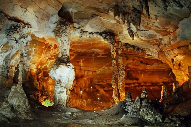 Động nằm cách thành phố Đồng Hới 50 km về phía Tây Bắc. Ảnh: Quang Binh Tourism.