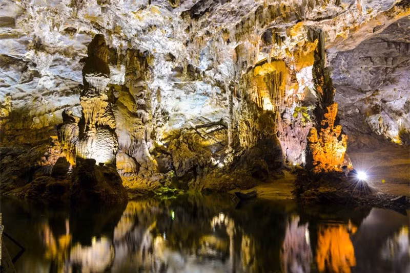 Động Phong Nha nằm ở phần Đông Nam khối núi đá vôi Kẻ Bàng, trong vùng đá vôi bị phong hóa mạnh, diện tích khoảng 10.000 km2, kéo dài 200 km trên phía Bắc dãy Trường Sơn, thông cả sang Lào. Ảnh: Quang Binh Tourism.