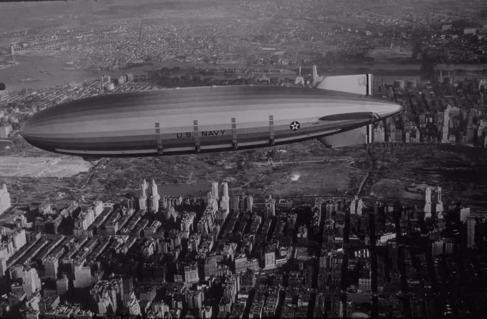 Họ đã tạo ra 2 tàu sân bay như vậy, được gọi là USS Akron và USS Macon với chiều dài 244 mét và mỗi tàu mang được khoảng 5 chiến đấu cơ. Tuy nhiên, cuối cùng do cả 2 tàu sân bay này đều lao xuống đất nên thử nghiệm trên đã bị bỏ dở.