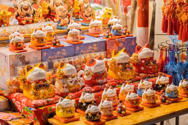 Nhiều tiểu thương ở đây cho biết, sau hai năm tiết kiệm vì đại dịch COVID-19, người dân năm nay đã quay lại xu hướng chuộng trang trí nhà vào ngày Tết. Ngoài các món đồ truyền thống như đèn lồng, câu đối đỏ, mô hình bánh chưng xanh...còn có phong bao lì xì đủ loại với linh vật của năm 2023 là hình mèo.