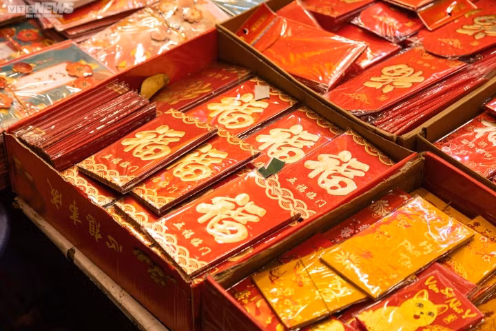 Phong bao lì xì được thiết kế theo xu hướng của giới trẻ năm nay, luôn là mặt hàng “hot", tuỳ từng mẫu mã và số lượng, giá sẽ dao động từ 2.000-50.000 đồng/sản phẩm.