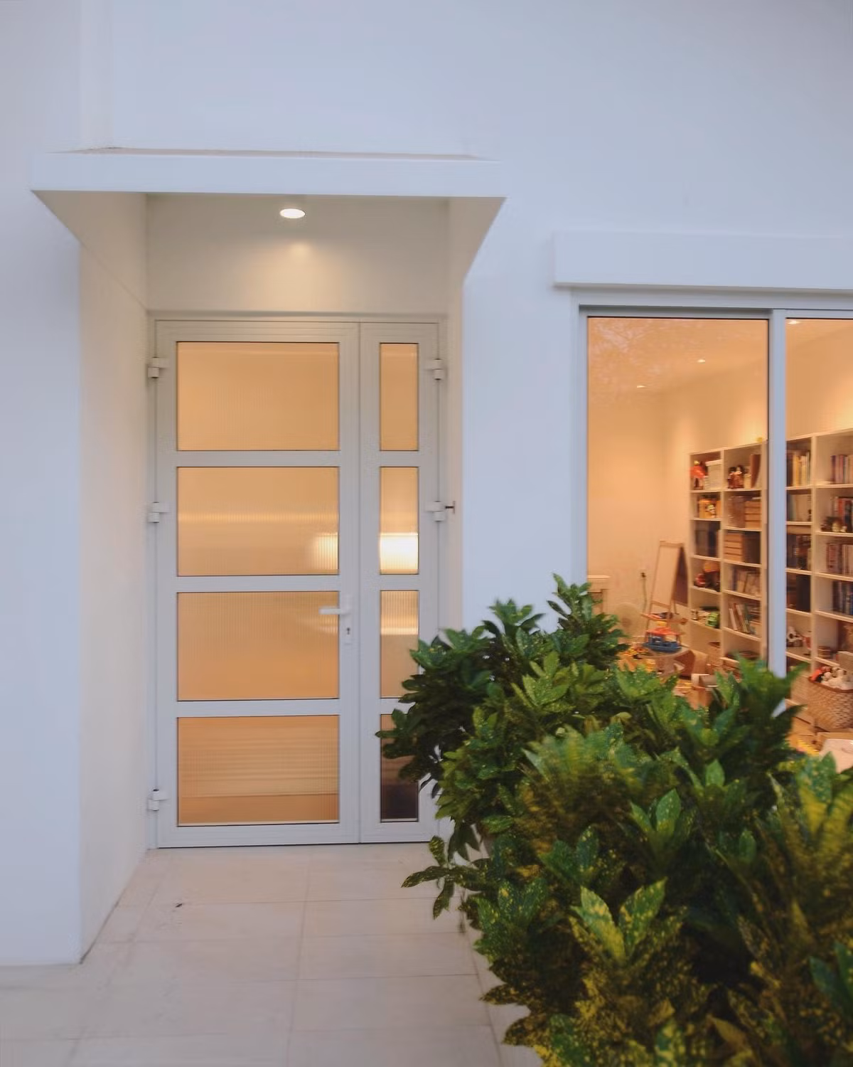Căn nhà của gia đình chị Híu Huỳnh (TP.HCM) được cải tạo dựa trên nền một ngôi nhà cũ, xây dựng cách đây 15 năm. Gia đình chị chọn sơn tường trắng cho cả trong và ngoài nhà. Gia đình không chủ trương trang trí nhà cửa theo một phong cách nhất định mà theo đuổi phong cách hợp nhất với lối sống của mình. Đồ trang trí trong nhà là cả một quá trình chọn lựa tỉ mỉ của hai vợ chồng. Mỗi góc trong ngôi nhà thể hiện tính cách cá nhân khá rõ, chỗ nào của ba, chỗ nào của mẹ, chỗ nào của con… các thành viên được tôn trọng riêng tư.