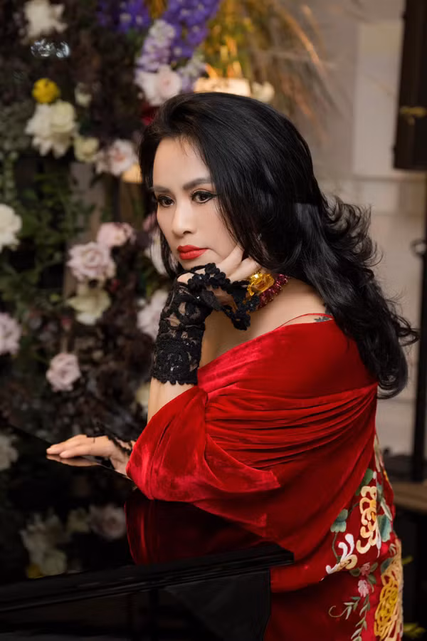 Diva Thanh Lam bên chồng bác sĩ: Nhan sắc U60 rực rỡ - Hình 3 Diva Thanh Lam ben chong bac si: Nhan sac U60 ruc ro-Hinh-3