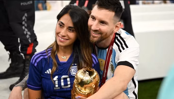 Bóng hồng sau lưng Messi và Ronaldo: Đẹp thôi là không đủ Bong hong sau lung Messi va Ronaldo: Dep thoi la khong du