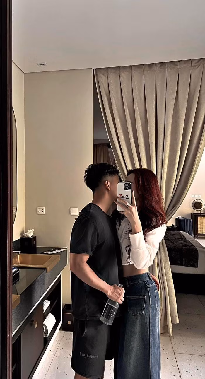  Vũ Văn Thanh công khai bạn gái mới. Nhưng không khó để cư dân mạng "tra" ra danh tính bạn gái mới của Vũ Văn Thanh. Hình ảnh về chiếc điện thoại và nhẫn trên ngón tay là "bằng chứng" để tìm ra chủ nhân thật sự. Ảnh: FBNV