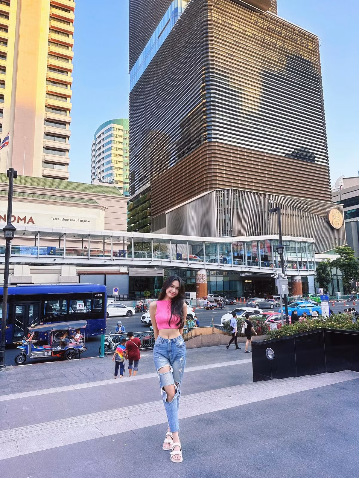 Cô ưu tiên kết hợp áo dáng croptop với quần jeans để khoe vòng eo "con kiến" 55 cm (Ảnh: Facebook nhân vật).