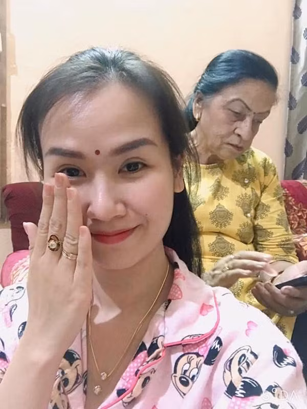 Dù không cùng ngôn ngữ nhưng Võ Hạ Trâm vẫn muốn cố gắng để gần hơn mẹ chồng. Cô đã học tiếng Ấn để hát cho bà nghe.
