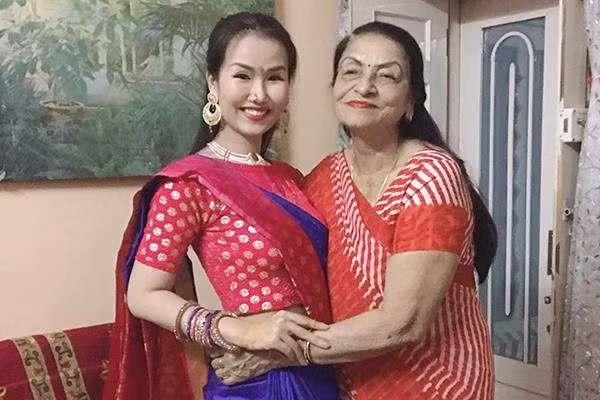 Bà luôn cưng chiều và coi Võ Hạ Trâm là con ruột. Mẹ chồng Võ Hạ Trâm cũng coi việc con trai đầu tư tiền tỷ cho con dâu làm MV âm nhạc như một chuyện đương nhiên.