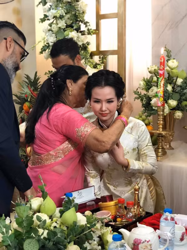 Mẹ chồng Võ Hạ Trâm được nhận xét là người phụ nữ Ấn hiền hòa đôn hậu. Bà yêu thương nữ ca sĩ một cách chân thành. Trong hôn lễ cách đây ít năm của cô, có thể thấy Võ Hạ Trâm khá được lòng gia đình chồng, không chỉ được trao cho nhiều trang sức cưới bằng vàng, thủ công tinh xảo mà cô còn được chính tay mẹ chồng trao lại di vật của cha chồng quá cố là một chiếc nhẫn đính đá có giá trị đặc biệt về mặt tinh thần. Bà cho biết trước khi ông qua đời đã dặn dò kỹ là phải trao lại vật này cho cô dâu tương lai của Vikas (tên chồng Võ Hạ Trâm). Trong quá trình thực hiện nghi thức trao quà cưới cho con dâu năm đó, mẹ chồng Võ Hạ Trâm đã chuẩn bị đến ba đôi hoa tai khác nhau để phòng trường hợp cô không đeo vừa tai.
