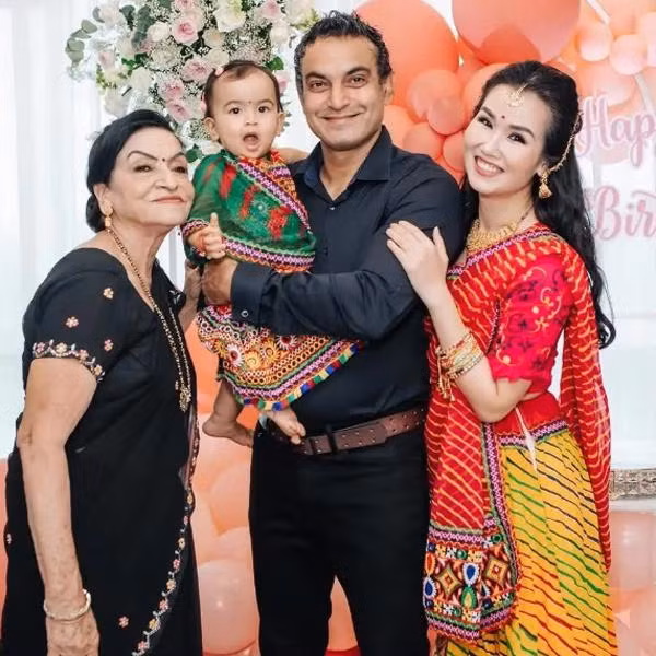 Khi chia sẻ về tình cảm ấm áp này, Võ Hạ Trâm cho hay: "Mẹ chồng tôi cũng như mẹ tôi vậy, thương tôi lắm. Tôi cảm thấy may mắn vì gia đình chồng cũng như gia đình tôi luôn là điểm tựa cho con".