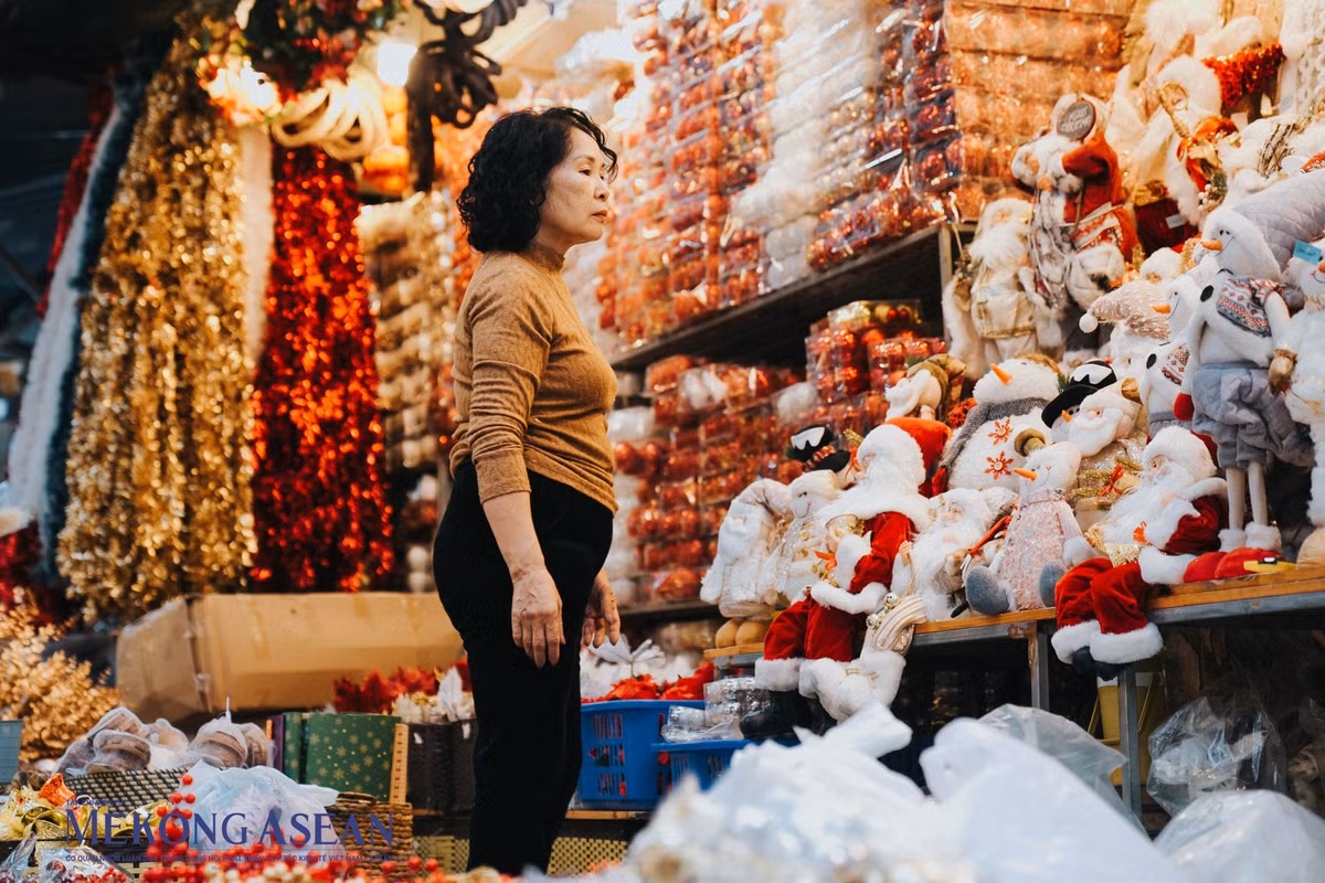 Những tiểu thương trên phố Hàng Mã luôn chăm chút cho gian hàng của mình chỉn chu, bắt mắt.