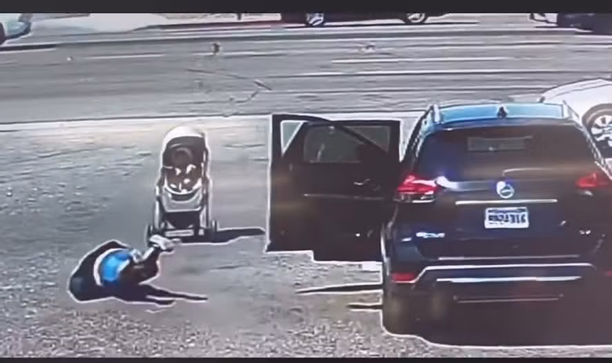 Video: Thót tim khoảnh khắc xe đẩy em bé lao vào đường cao tốc Video: Thot tim khoanh khac xe day em be lao vao duong cao toc