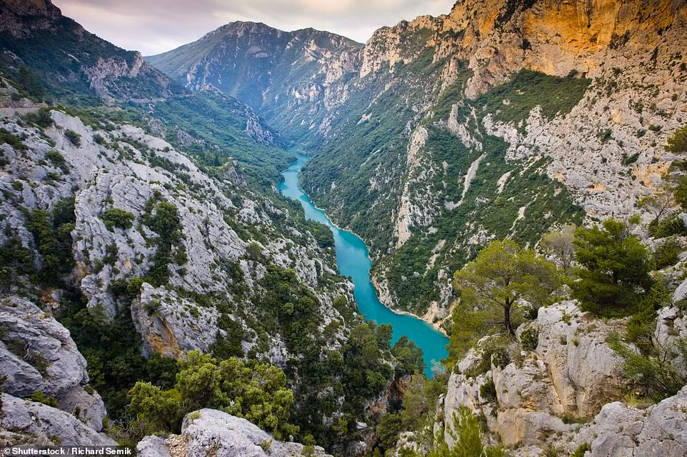 Nằm ở trung tâm của vùng đông nam nước Pháp, hẻm núi Gorges du Verdon (Verdon Gorge) còn được biết đến là hẻm núi khổng lồ của châu Âu. Cách đây 250 triệu năm trước, khu vực này ở dưới nước biển. Sau quá trình kiến tạo đáy biển, các đỉnh đá vôi được hình thành. Khi kỷ băng hà xuất hiện, các dòng sông băng chảy qua tạo thành những vách đá ấn tượng như bạn thấy ngày nay. Nơi này được lấy tên từ dòng nước màu ngọc lam tuyệt đẹp chảy qua hẻm núi.