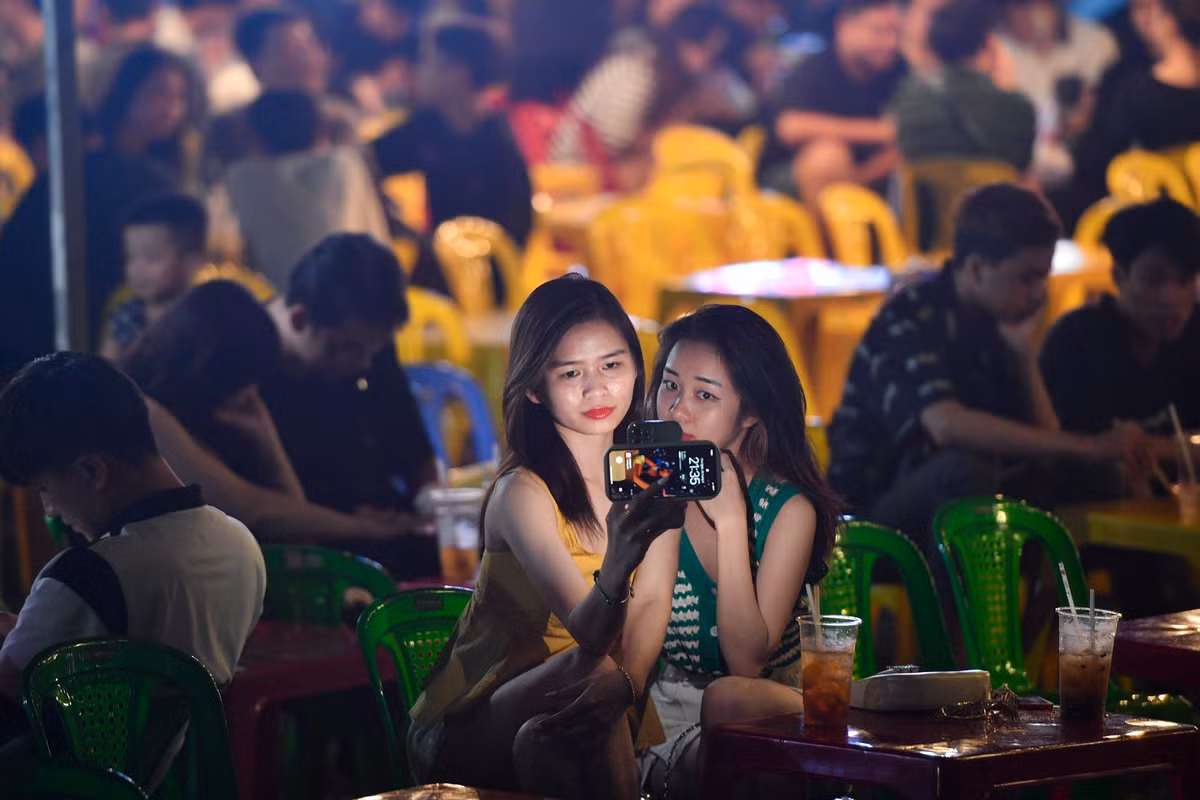 Thúy và Duyên (quận Tân Bình) đến để thử địa điểm đang "hot". Tuy nhiên, trải nghiệm không được như kỳ vọng của hai cô gái. "Thực tế không giống trên clip lắm. Mình đã từng ngồi ở nóc hầm Thủ Thiêm và thấy ở đó thoáng hơn nhiều. Ở đây bàn ghế còn kê sát nhau nên cảm giác hơi chật chội", Duyên nói.