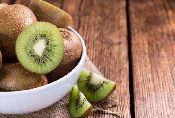 Nuoc ep kiwi co the uc che su phat trien cua ung thu phoi?