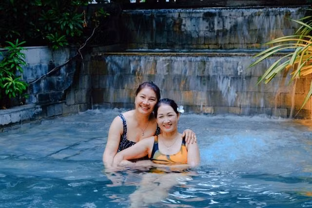 Không chỉ yêu thương con cháu, mẹ chồng Bảo Thanh còn có mối quan hệ thân thiết với thông gia - mẹ Bảo Thanh. Bảo Thanh từng tiết lộ: "Nhà tôi và nhà chồng ở Bắc Giang rất gần nhau nên hai mẹ thường xuyên qua lại. Không chỉ hợp nhau về tính cách, hai mẹ còn có chung sở thích. Hai bà rất hay rủ nhau đi may váy, thậm chí sang nhà nhau nấu cơm".