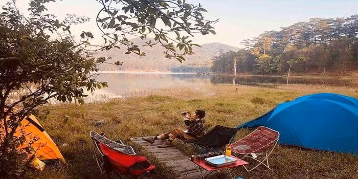 Ngoài ra, khi đến với suối Tía, du khách có thể dễ dàng tìm được một địa điểm bằng phẳng để dựng trại hoặc thư giãn thoải mái cùng bạn bè. Ảnh: Internet