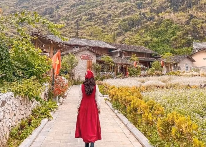 Khuôn viên rộng trồng nhiều cây xanh. Đặc biệt, trong làng hiện có 28 gia đình làm homstay kinh doanh dịch vụ lưu trú và ăn uống. Các hộ rất chú trọng bày biện, trang trí tạo điểm nhấn đẹp mắt, đậm bản sắc văn hóa Mông ở vùng cao núi đá cho ngôi nhà của mình.