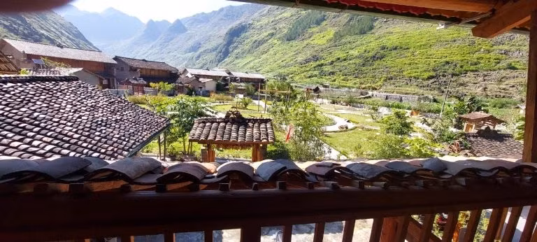 Mái ngói âm dương tạo nên vẻ đẹp cổ kính cho những ngôi nhà sàn trong Làng văn hóa.