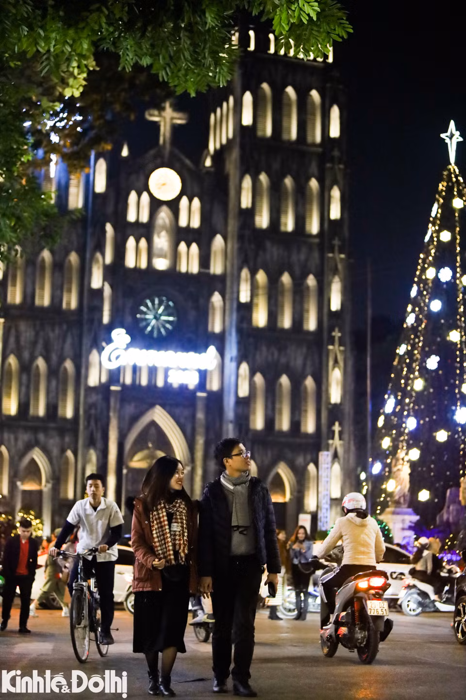 Vẻ đẹp lung linh của Nhà thờ Lớn Hà Nội thu hút nhiều cặp đôi mỗi dịp Giáng sinh về.