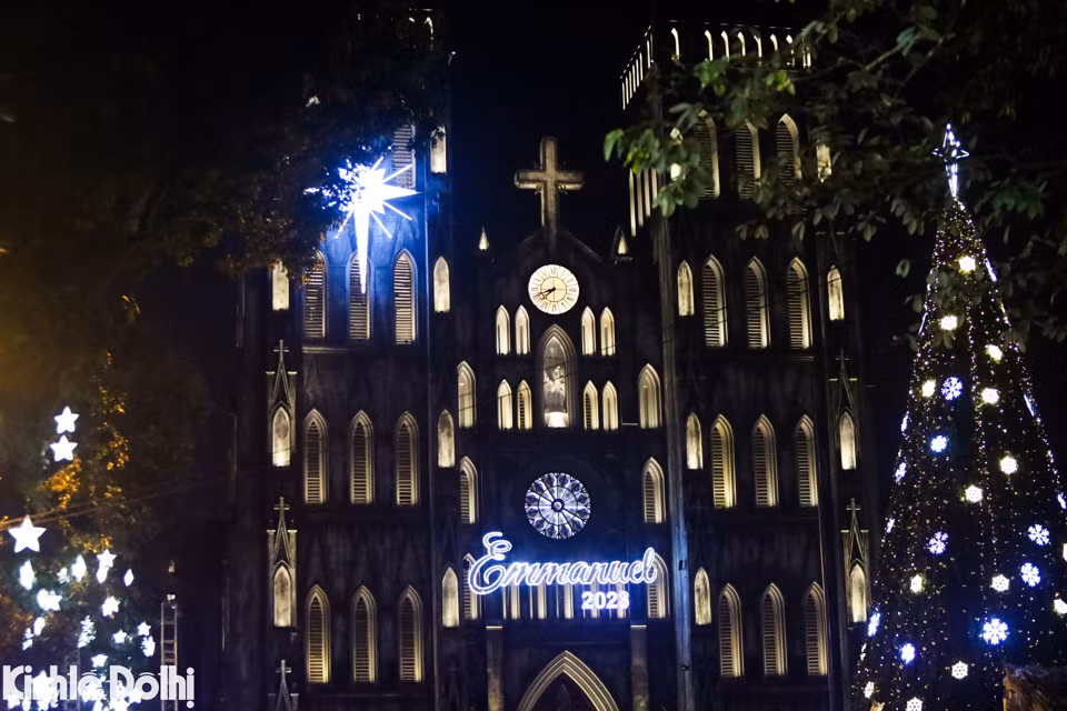 Ngôi sao lớn và dòng chữ Emmanuel rực sáng về đêm bên cạnh cây thông noel trước cửa Nhà thờ Lớn Hà Nội.