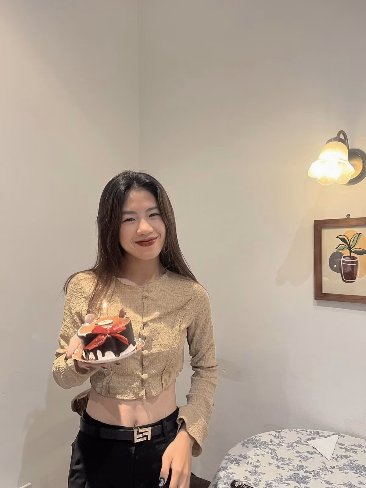 Tiền đạo sinh năm 2001 được khen bởi nhan sắc, nụ cười “toả nắng” cùng tính cách vui vẻ, tinh nghịch.