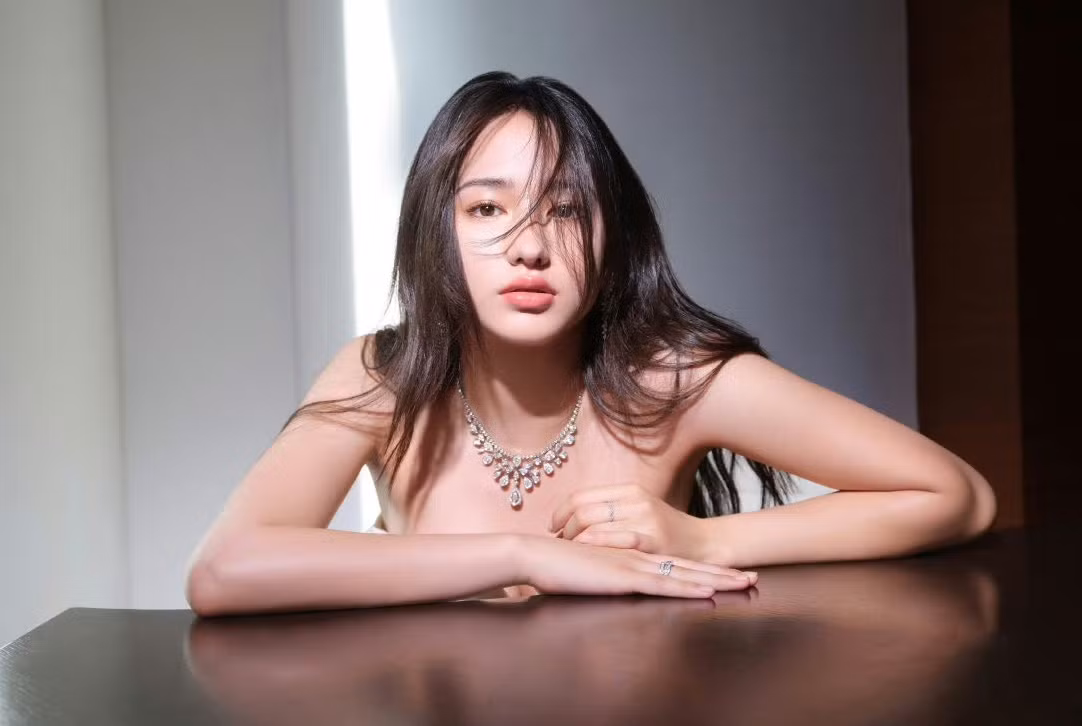 Các nhà sản xuất tại Trung Quốc hiện ồ ạt làm lại nhiều bộ phim kiếm hiệp chuyển thể từ tiểu thuyết của cố nhà văn Kim Dung. Bất kỳ dự án nào công bố kế hoạch sản xuất cũng được công chúng quan tâm bởi dàn diễn viên trẻ, mới lạ trên thị trường. Họ sẽ hóa thân thành những nhân vật kinh điển của màn ảnh Hoa ngữ.