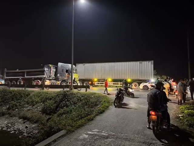 Tai nan giao thong lien hoan, xe tai mat lai lao thang xuong nuoc